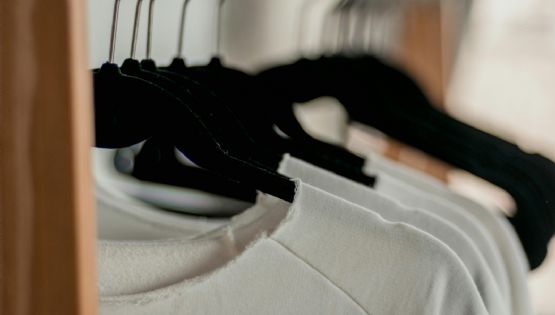 Adiós a las manchas amarillas en la ropa con este secreto