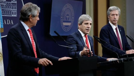 Dólares bajo el colchón: el Gobierno flexibilizó y eliminó controles sobre los gastos y el ahorro
