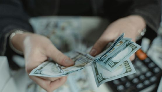 Sigue bajando el dólar