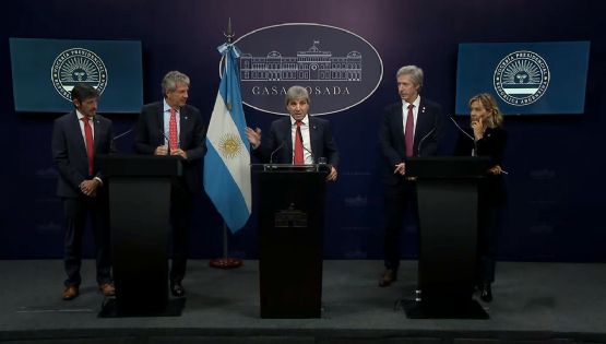 La reacción de Caputo ante una pregunta sobre los dólares en el exterior de funcionarios