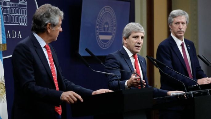 Dólares bajo el colchón: el Gobierno flexibilizó y eliminó controles sobre los gastos y el ahorro