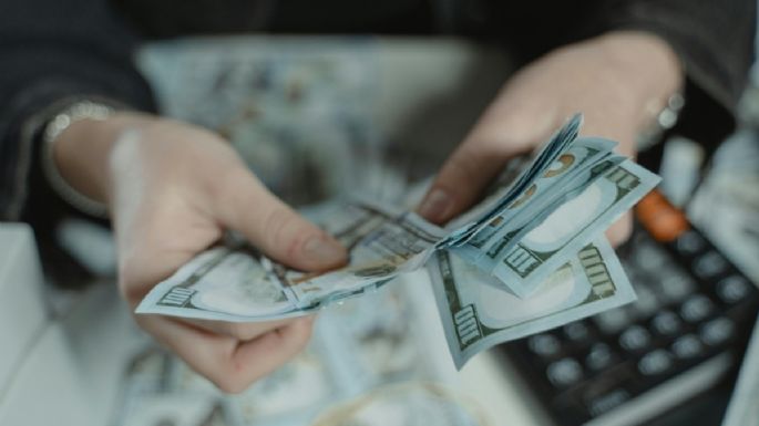 Dólares bajo el colchón: el Gobierno flexibilizó y eliminó controles sobre los gastos y el ahorro