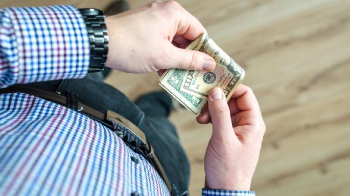 Dólares bajo el colchón: el Gobierno flexibilizó y eliminó controles sobre los gastos y el ahorro
