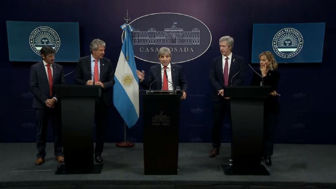 La reacción de Caputo ante una pregunta sobre los dólares en el exterior de funcionarios