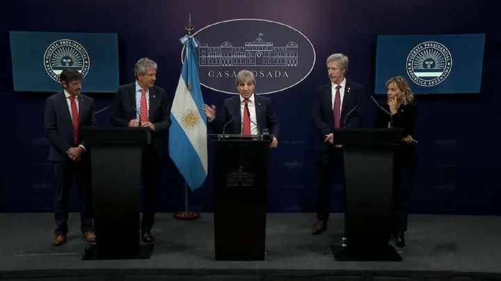 La reacción de Caputo ante una pregunta sobre los dólares en el exterior de funcionarios