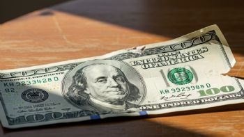 El dólar volvió a cerrar a la baja