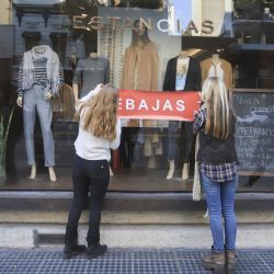 Por el aumento de las importaciones, bajó el precio de la ropa 