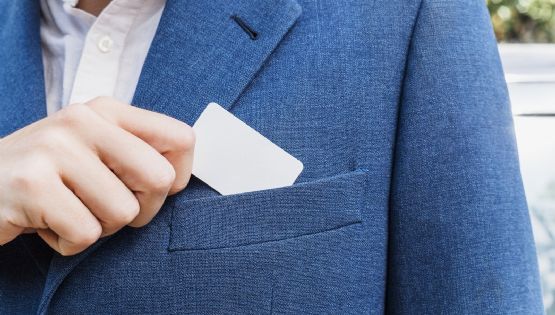 Para qué sirve el ojal de la solapa de los sacos