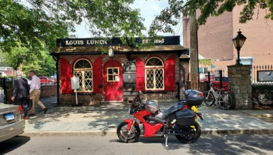 Dónde se vendió la primera hamburguesa de la historia