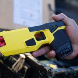 Ciudad y Provincia apuran la implementación de las pistolas taser