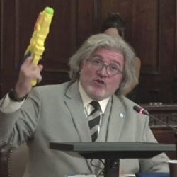 Taser: las chicanas del degradado debate legislativo