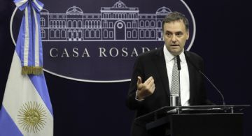 Se endureció la política migratoria y se arancelan servicios