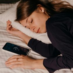 El sencillo truco para "apagar el cerebro" y dormir en unos minutos