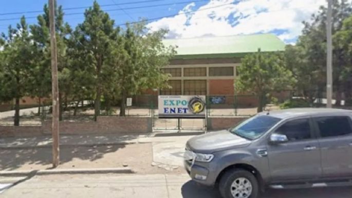 Golpeó a dos profesoras que le habían sacado un vapeador su hijo