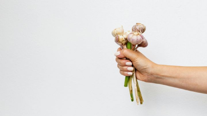 El poderoso insecticida de ajo que protegerá tus plantas
