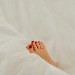 El secreto hotelero revelado: sábanas impecables con el poder del vinagre