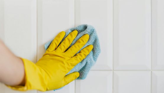 Elimina las manchas de humedad del baño utilizando sólo un producto