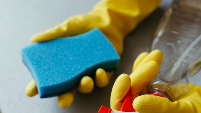 Elimina las manchas de humedad del baño utilizando sólo un producto