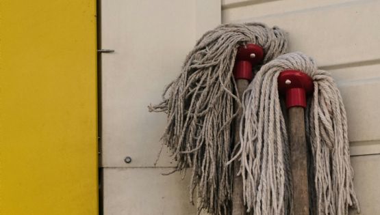El truco con el que conseguirás mantener el trapeador o mopa súper blanca