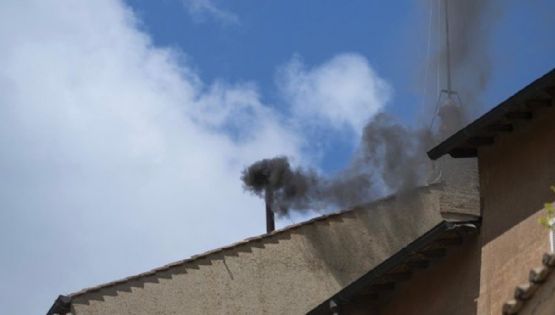 Fumata negra en la tercera votación