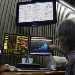 Se dispararon las acciones y bajó el Riesgo País 