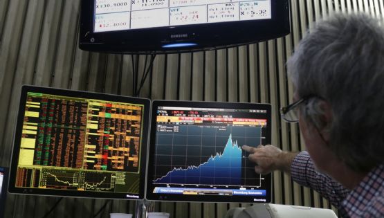 Se dispararon las acciones y bajó el Riesgo País 