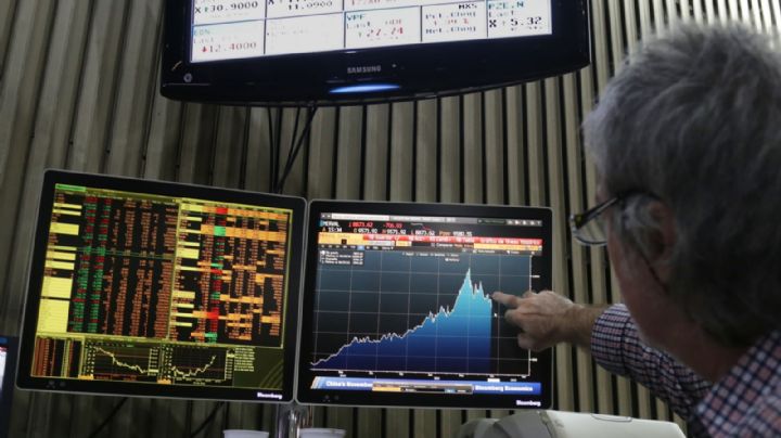 Se dispararon las acciones y bajó el Riesgo País 