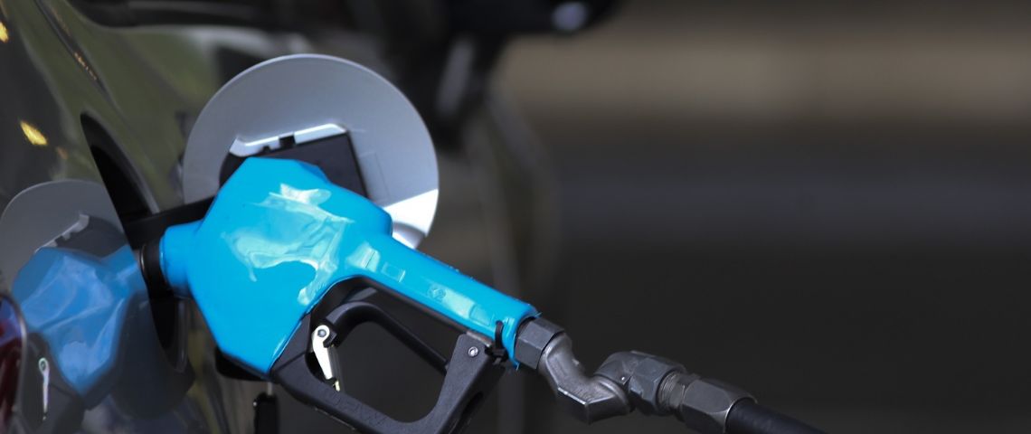 Petroleras acuerdan "congelar" el precio de los combustibles durante 45 días