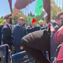 Un hombre con una bandera de Palestina intentó agredir a Javier Milei 