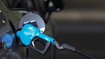 El Gobierno aumentó parcialmente los impuestos a los combustibles