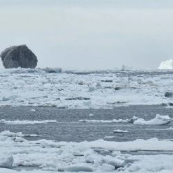 Un pescador encontró un extraño iceberg negro y quedó desconcertado 