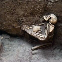 El misterio de los esqueletos abrazados conmueve a la arqueología