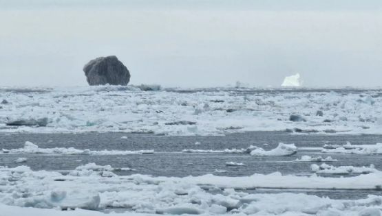Un pescador encontró un extraño iceberg negro y quedó desconcertado 