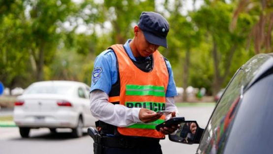 Se quedó dormido y casi atropella al policía que lo despertó