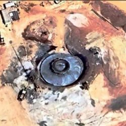 Un "cazador" de ovnis encontró un extraño objeto en el Sahara y generó cientos de especulaciones