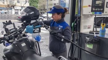 ¿Se viene un 15% de aumento en combustibles de YPF?