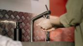 Foto ilustrativa de la nota titulada: El truco experto para acabar con la grasa de los muebles de la cocina