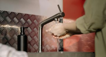 El truco experto para acabar con la grasa de los muebles de la cocina