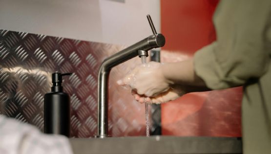 El truco experto para acabar con la grasa de los muebles de la cocina