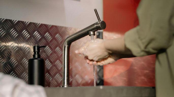 El truco experto para acabar con la grasa de los muebles de la cocina