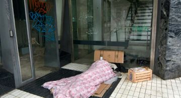 Celulares para llamar si ves una persona durmiendo en la calle
