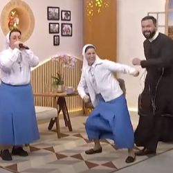 Dos monjas improvisaron una sesión de rap con beatbox incluído 