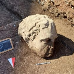 Encontraron una "colosal" cabeza de mármol en Roma