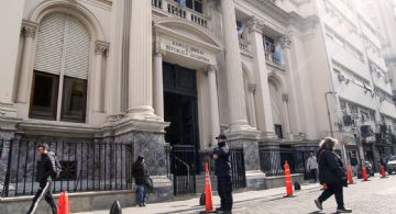 Oficializan la compra de deuda del Banco Central por parte del Tesoro