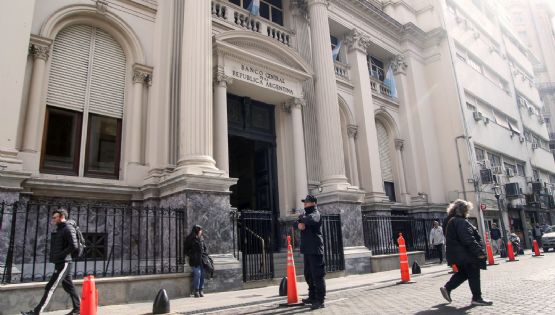 Oficializan la compra de deuda del Banco Central por parte del Tesoro