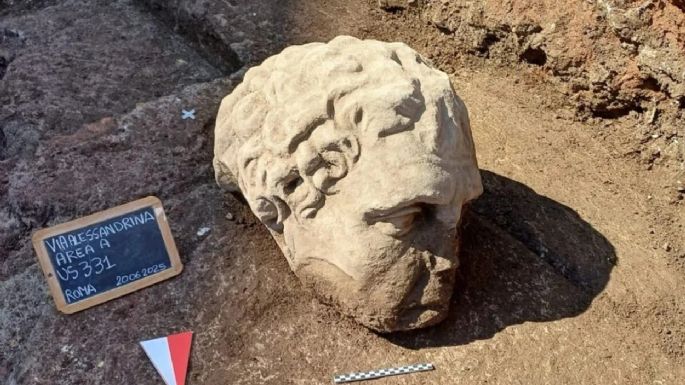 Encontraron una "colosal" cabeza de mármol en Roma