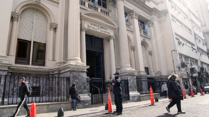 Oficializan la compra de deuda del Banco Central por parte del Tesoro