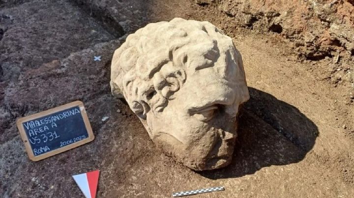 Encontraron una "colosal" cabeza de mármol en Roma