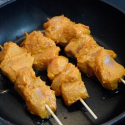 Brochetas de pollo al azafrán: una facilísima receta oriental