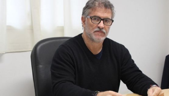 Polémica por el video de un funcionario tomando alcohol mientras manejaba